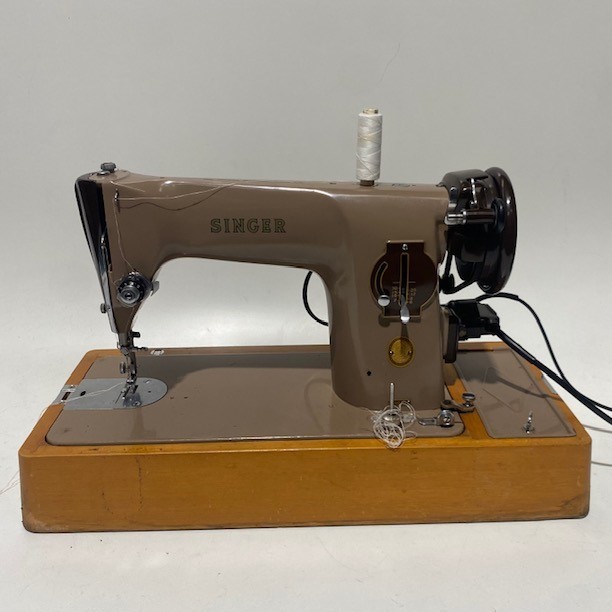 SEWING MACHINE, Vintage Singer Brown